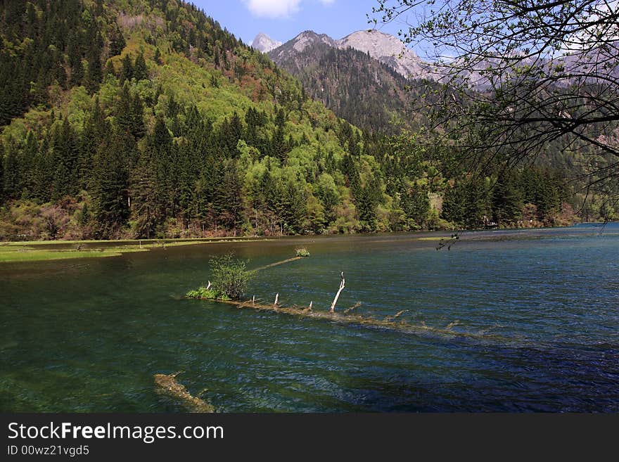 Beautiful lake in jiuzhaigou valley secnic，whitch was listed into the World Natural Heritage Catalog in 1992