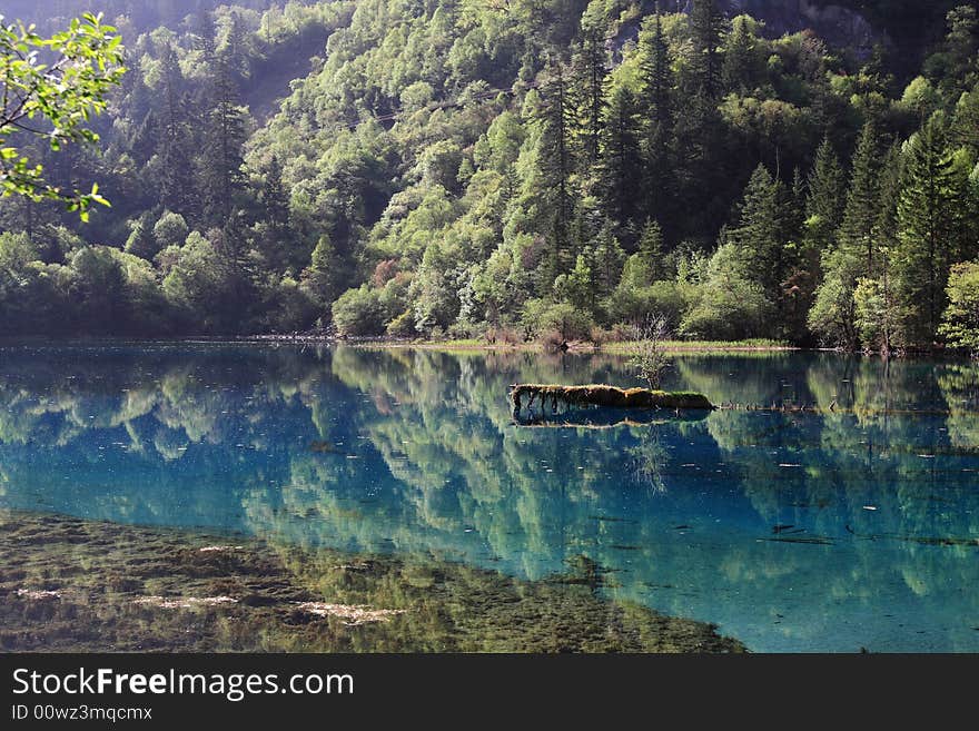 Beautiful lake in jiuzhaigou valley secnic，whitch was listed into the World Natural Heritage Catalog in 1992