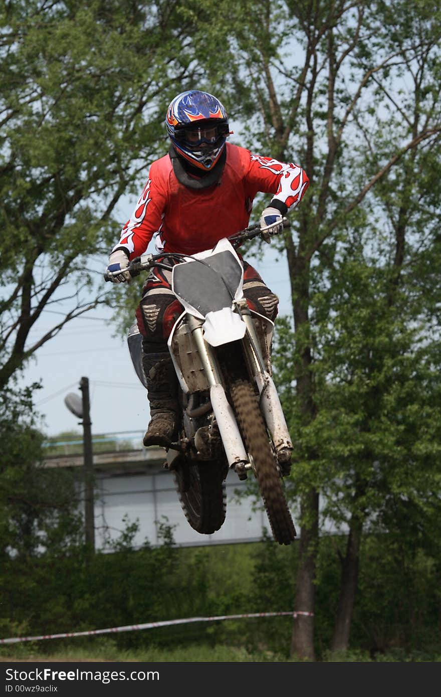 The motorcyclist makes abrupt turn on motor-race