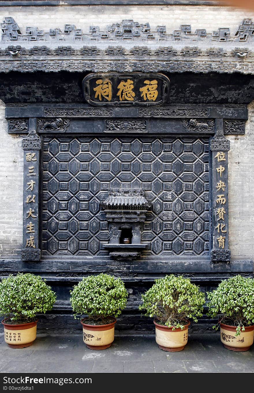 This shrine has already had a history of several hundred years.It is the place where people begged and prayed to gods for blessing to protect safely in ancient times.


Chinese on the horizontal inscribed board is Good fortune shrine,Both sides are the ancient poesy of China.