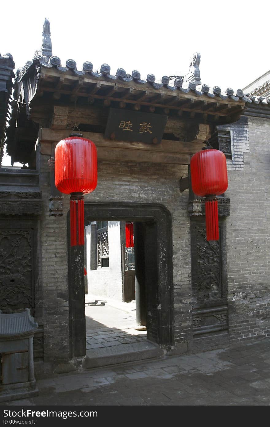 Gate of the old house.It has already had a history of several hundred years.

Chinese on the horizontal inscribed board of the gate is meant harmonically.