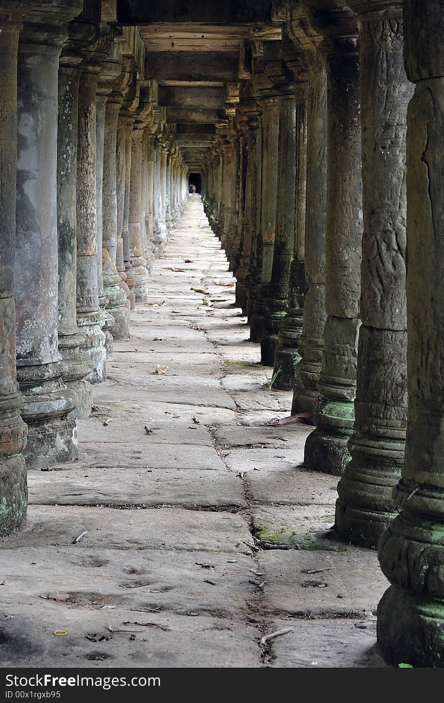 The bapuon temple was constructed probably in the middle of the 11th century in the style of bayon by udayatiyavarman II. here a view of the short round pilliers which support the causeway from the Est entrance. The bapuon temple was constructed probably in the middle of the 11th century in the style of bayon by udayatiyavarman II. here a view of the short round pilliers which support the causeway from the Est entrance