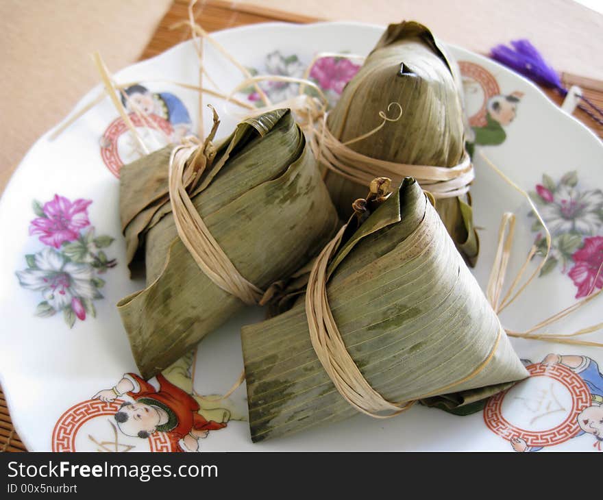 3 pyramid-shaped mass of glutinous rice wrapped in leaves, one culture occasion in Chinese