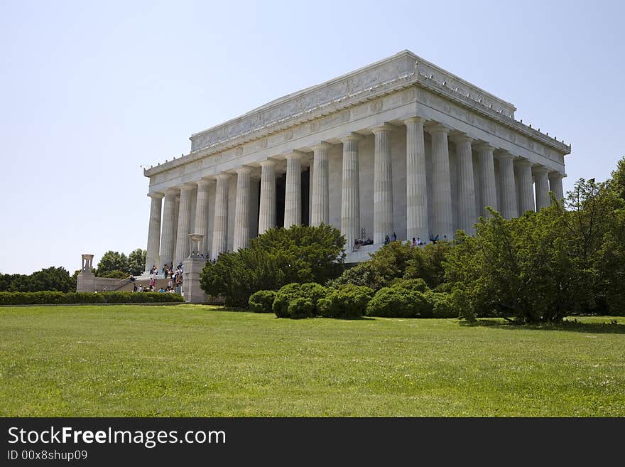 The outside of the Lincoln Monument on a beautiful day