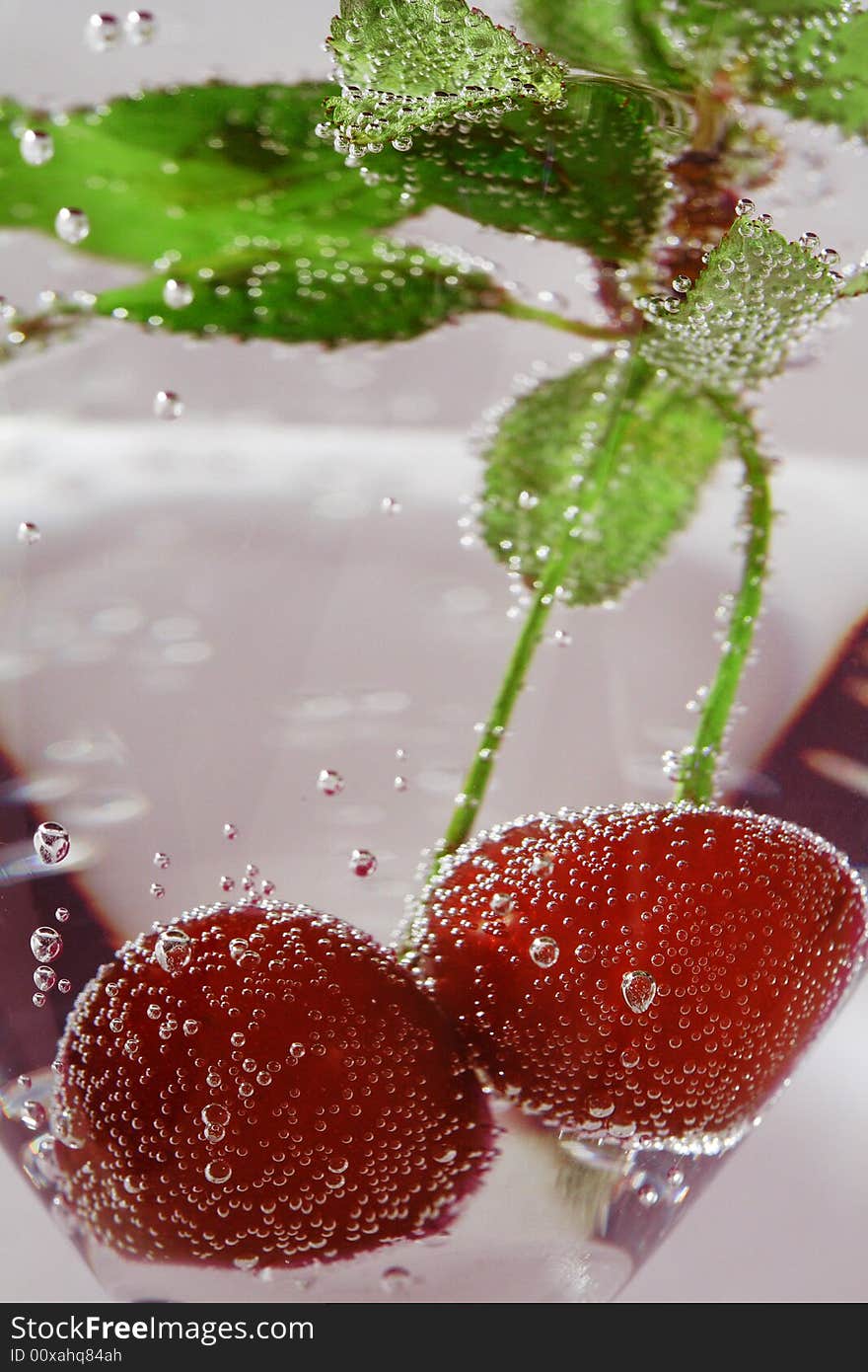 Cherry with bubbles (water, white)