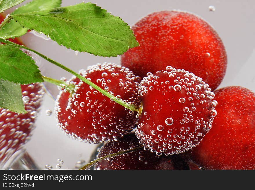 Cherry with bubbles (water, white)