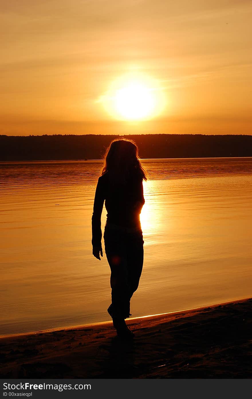 Girl beautiful sunset on sea