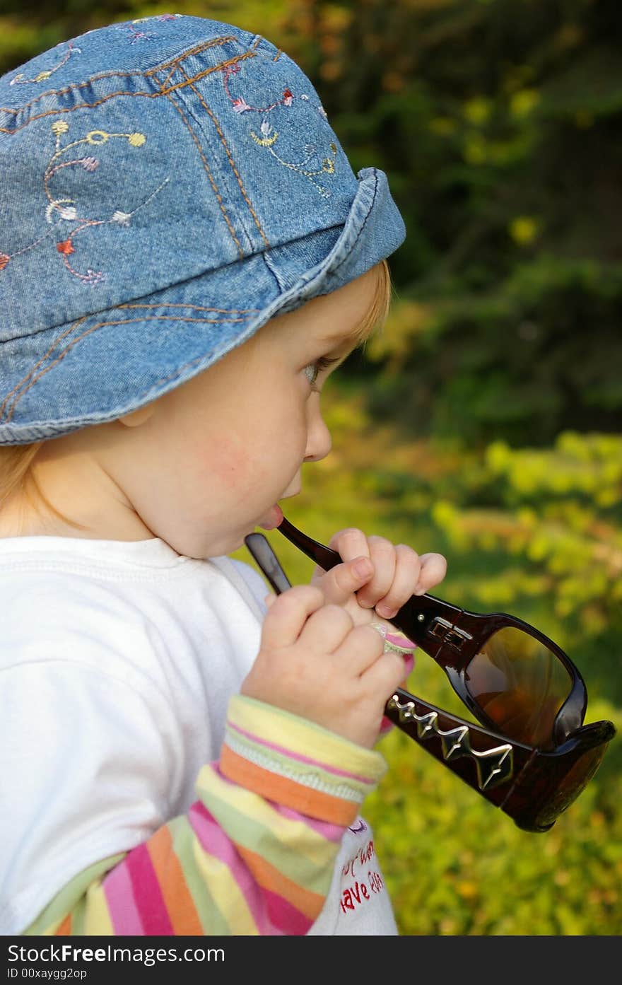 Little girl and sunglasses