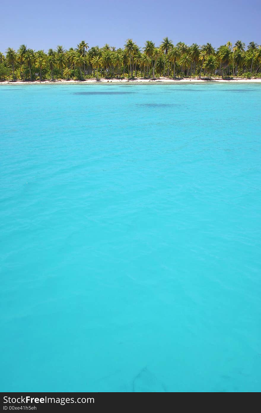 Secluded sandy beach on famous travel destination Lagoon Rangiroa. French Polynesia