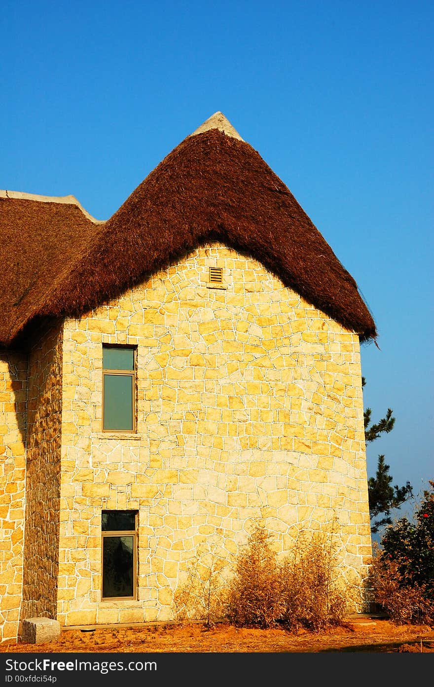 Has the Chinese Jiaodong peninsula characteristic common people residence construction. The roof lays down with the seaweed.