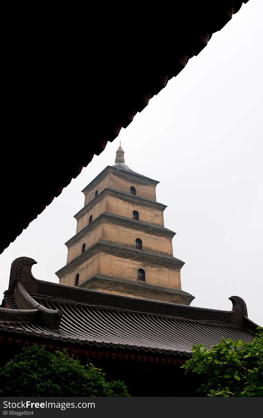 Giant Wild Goose Pagoda or Big Wild Goose Pagoda, is a Buddhist pagoda located in southern Xi'an, Shaanxi province, China. The structure was built in 652 during the Tang Dynasty and originally had five stories. Giant Wild Goose Pagoda or Big Wild Goose Pagoda, is a Buddhist pagoda located in southern Xi'an, Shaanxi province, China. The structure was built in 652 during the Tang Dynasty and originally had five stories.