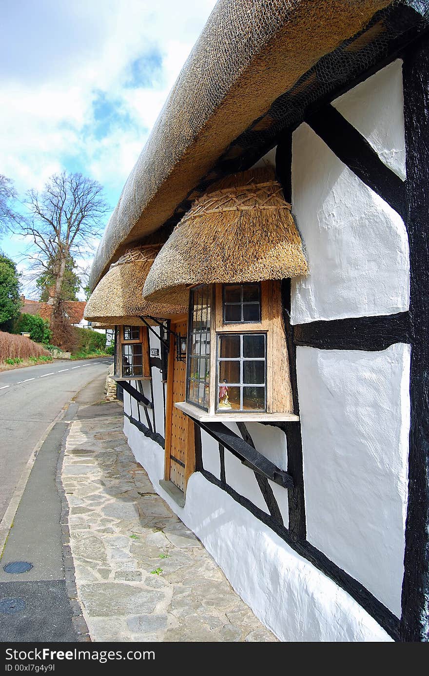 Thatched cottage on a spring day in harvington  worcestershire 2008. Thatched cottage on a spring day in harvington  worcestershire 2008