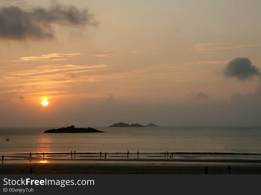 The sea beach that the morning the sun rise. The sea beach that the morning the sun rise