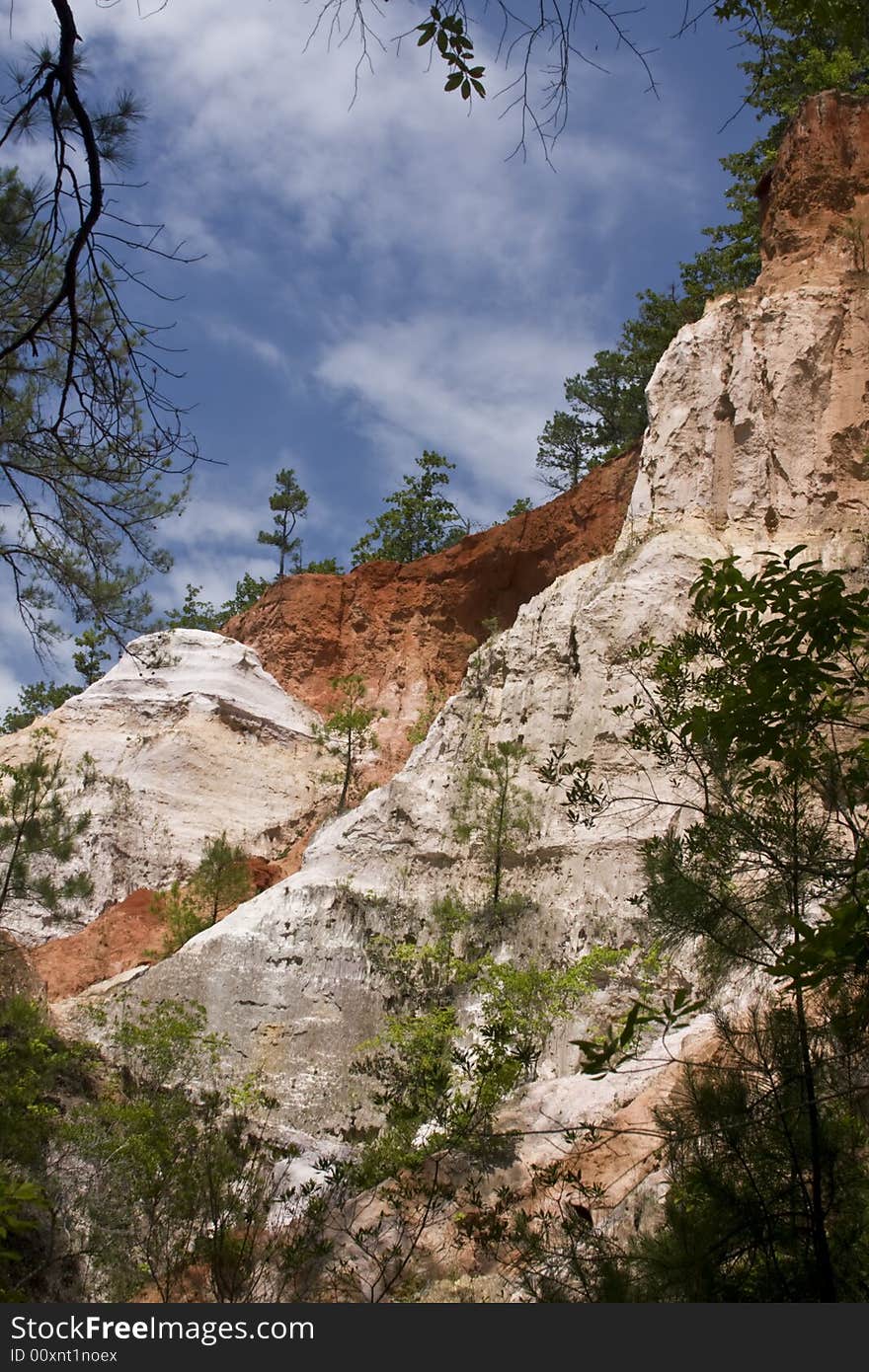 The sandy Canyon in Georgia (Providence) Has around 40 sand colors. The sandy Canyon in Georgia (Providence) Has around 40 sand colors