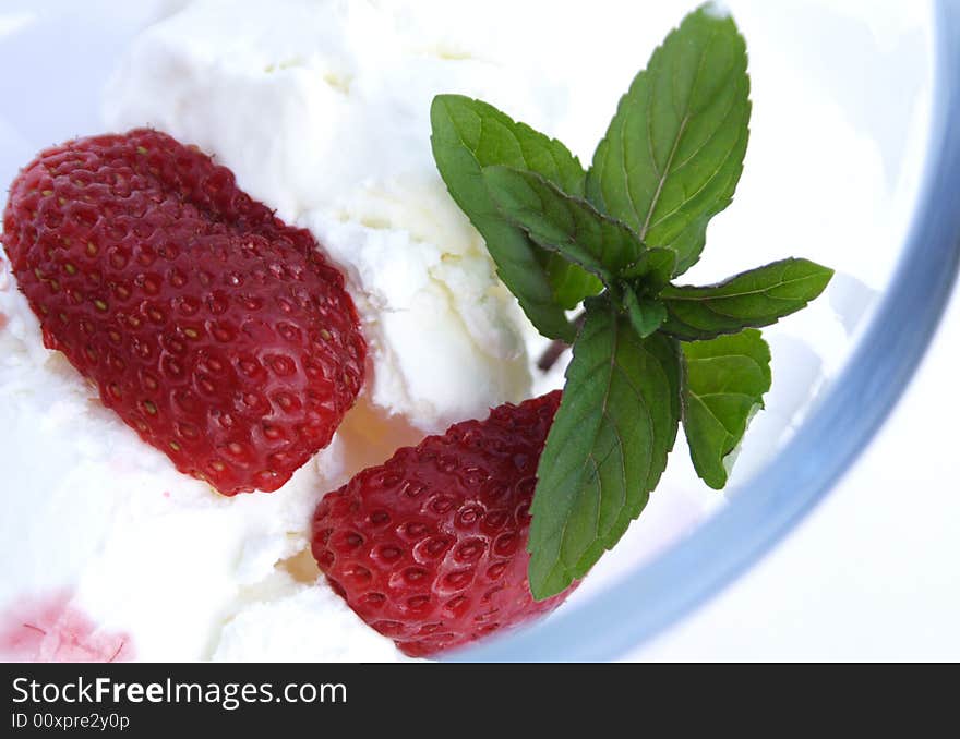 Icecream with strawberries