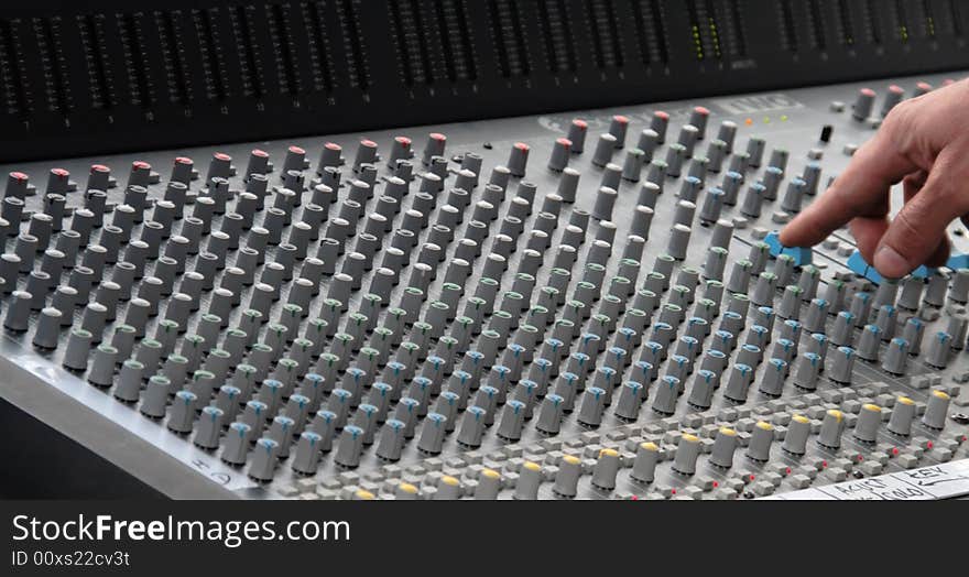 Sound mixing console