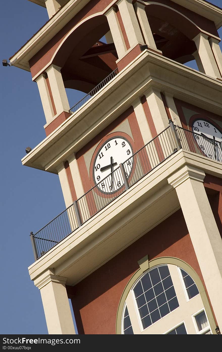 A clock tower by a beautifull sunny day