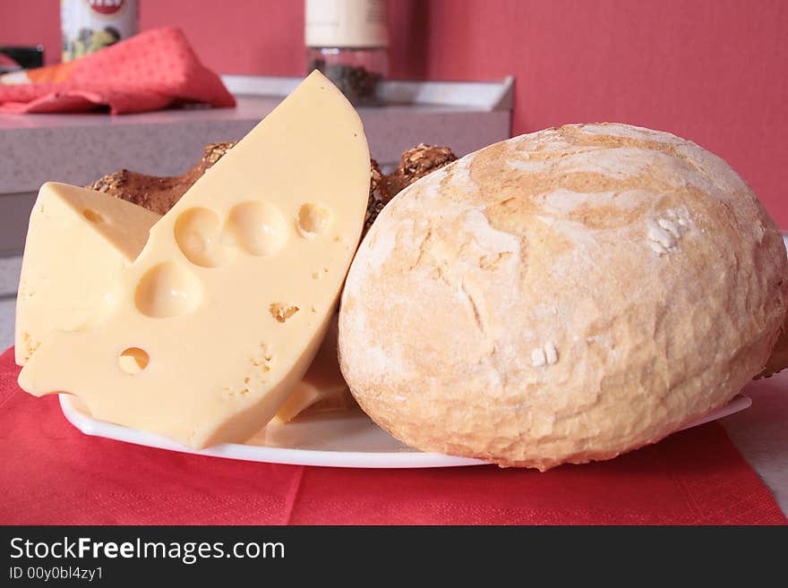 Cheese and bread on a plate indoor