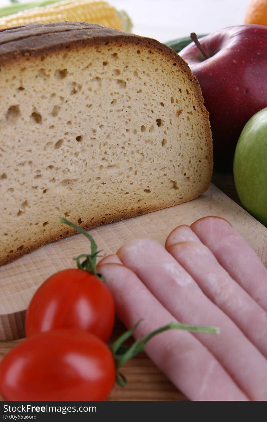 Bread in slices with vegetables and ham