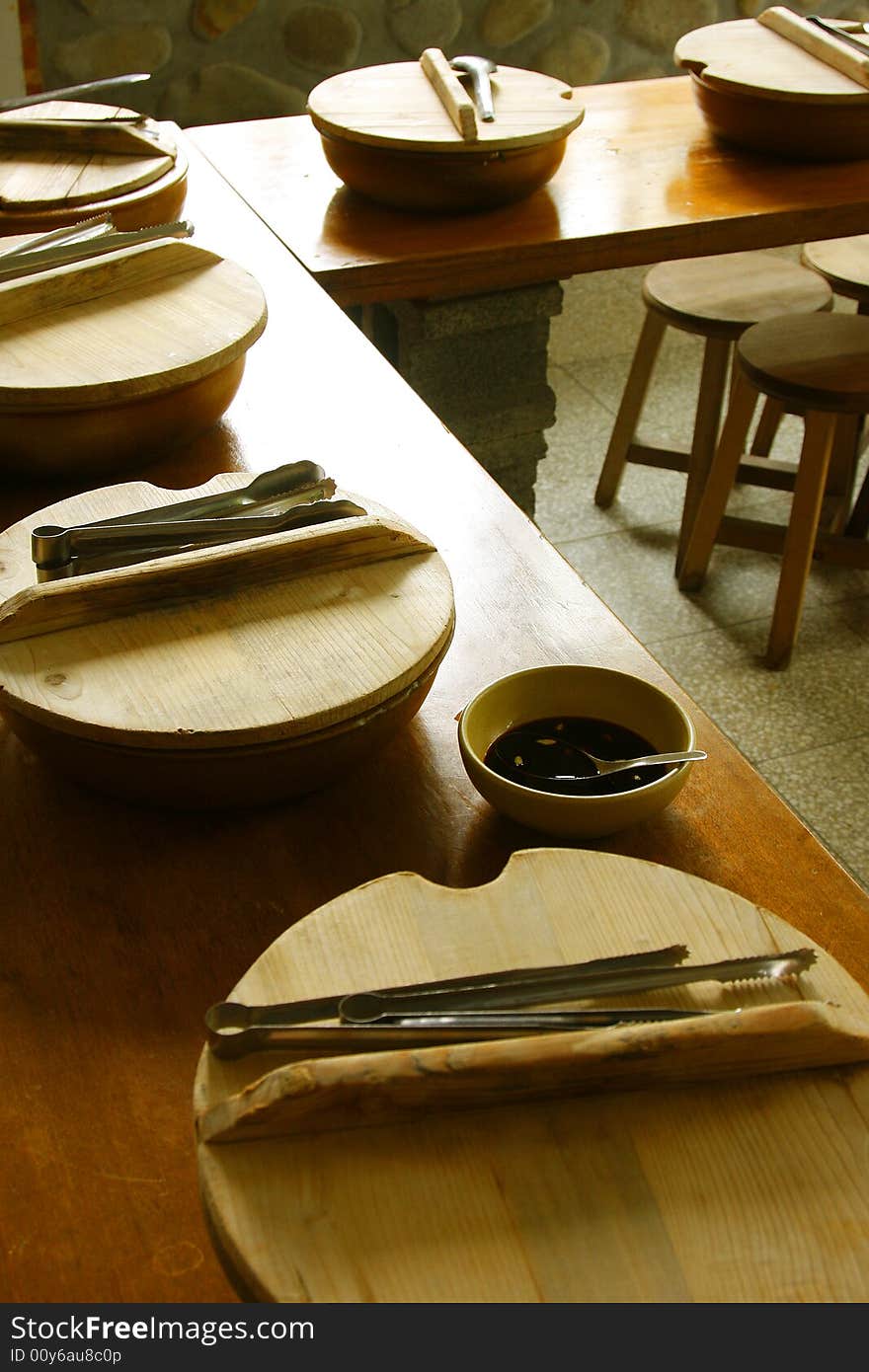 Ceramic pots include dishes with wooden covers. Ceramic pots include dishes with wooden covers