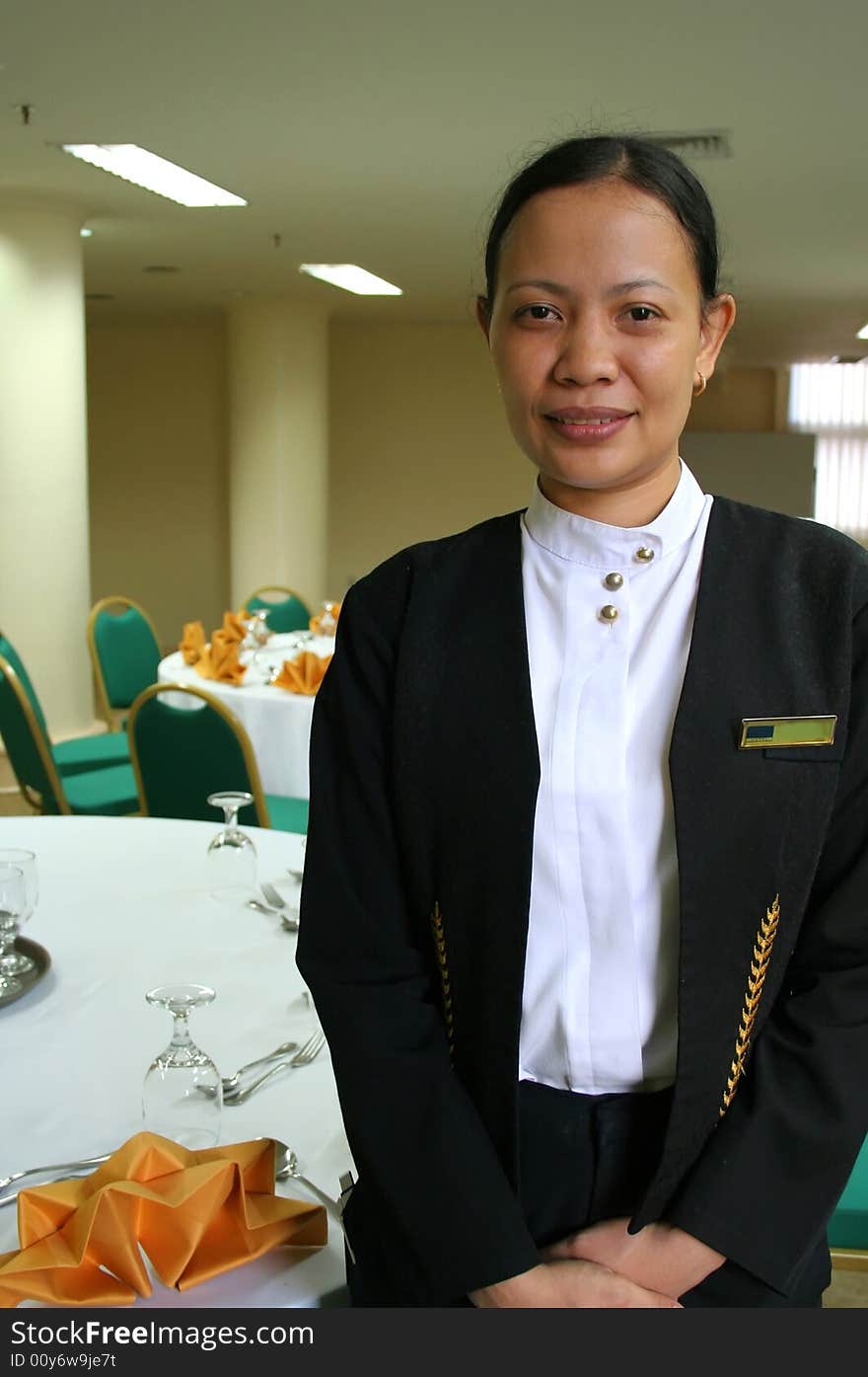 banquet captain at work with round table set up