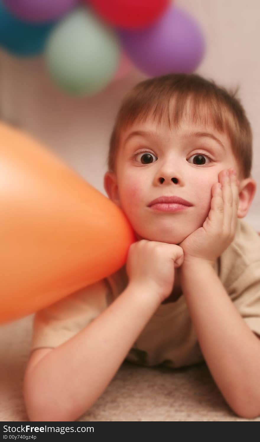 The sight of the nice boy and is a lot of balloons