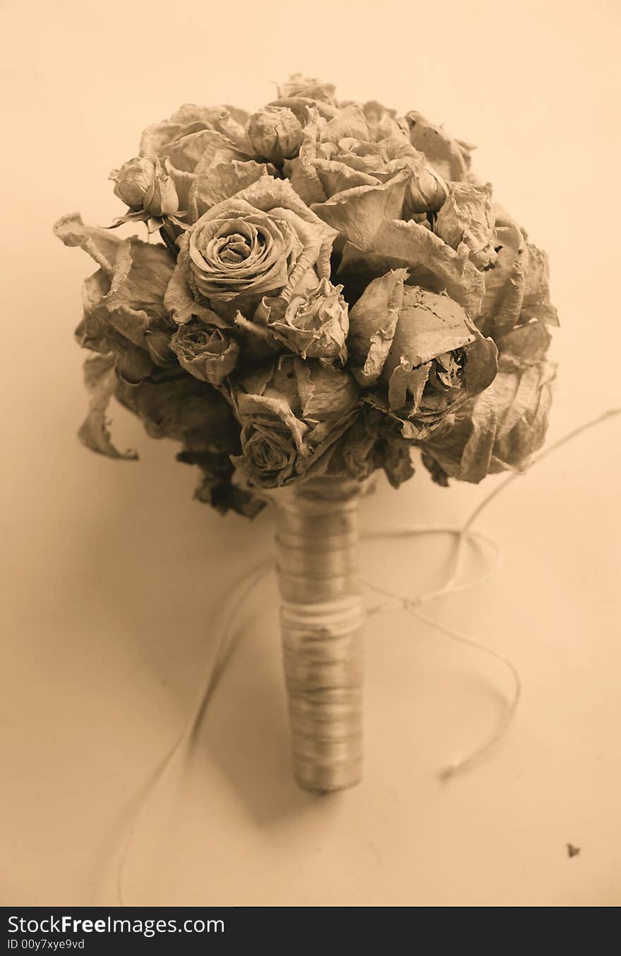 Old bouquet of white roses dry