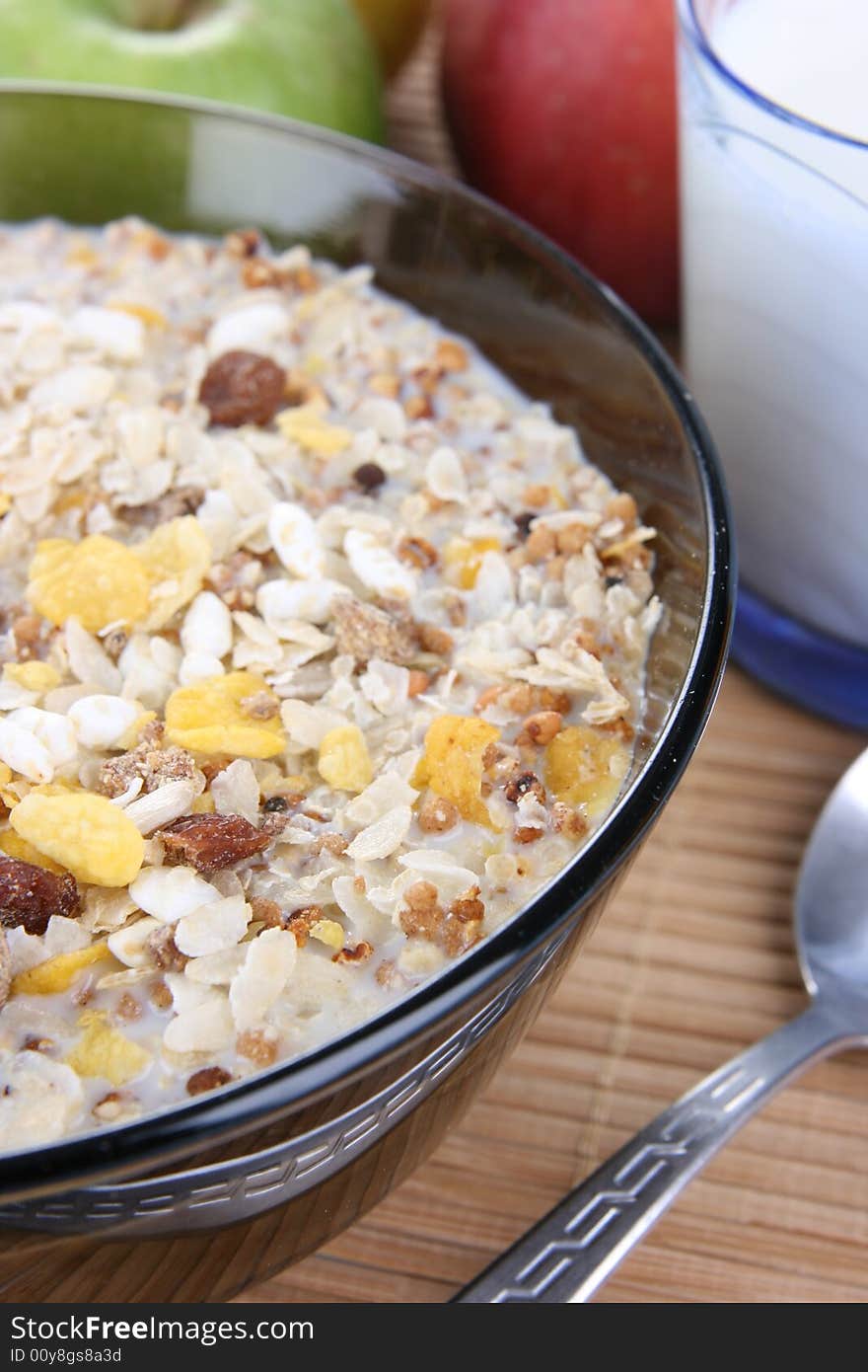 Corn flakes with fruits and milk