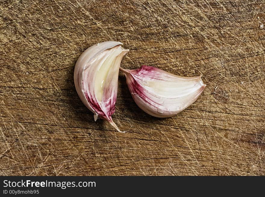 Garlic on kitchen table.