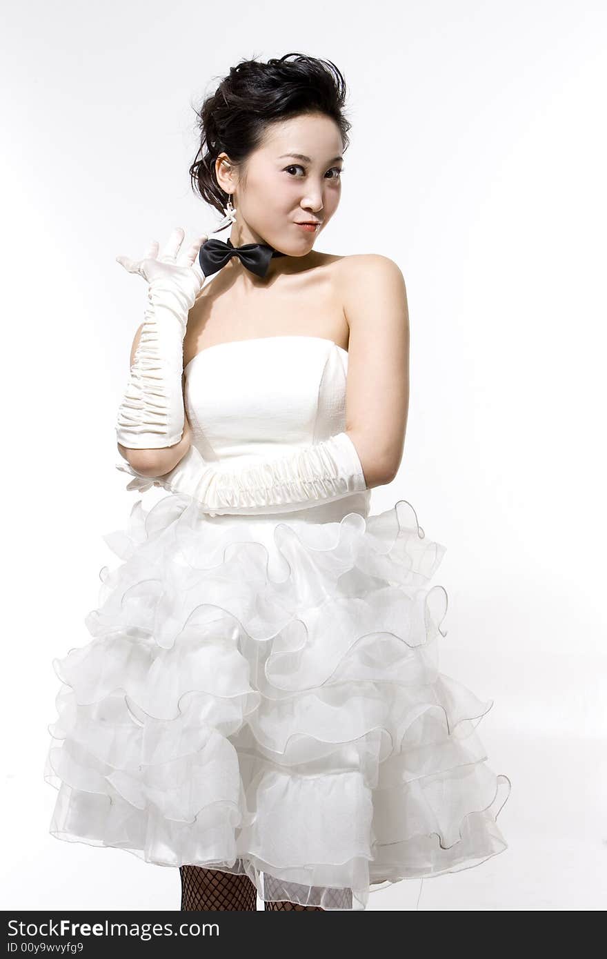 A chinese bride in white dress。