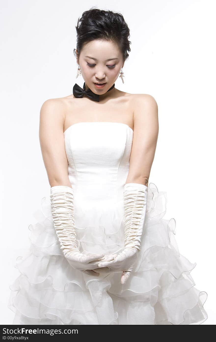 A chinese bride in white dress。