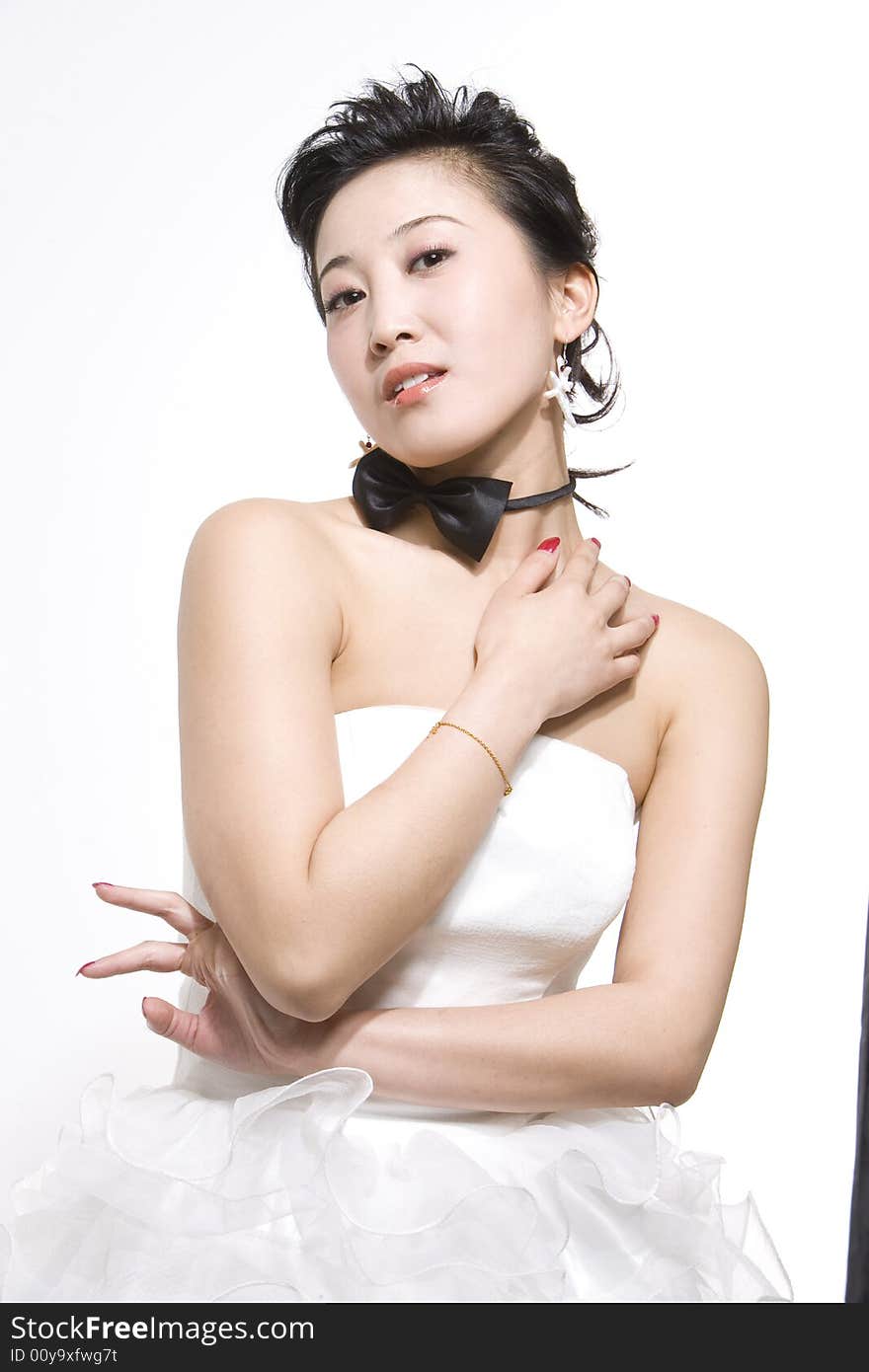 A chinese bride in white dress。