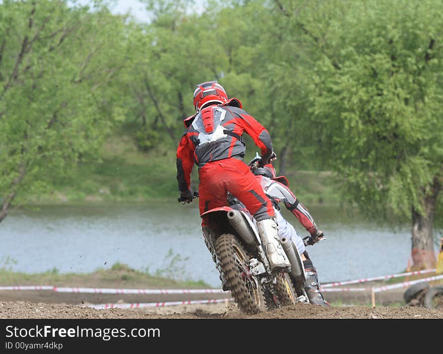 The motorcyclist makes abrupt turn on motor-race