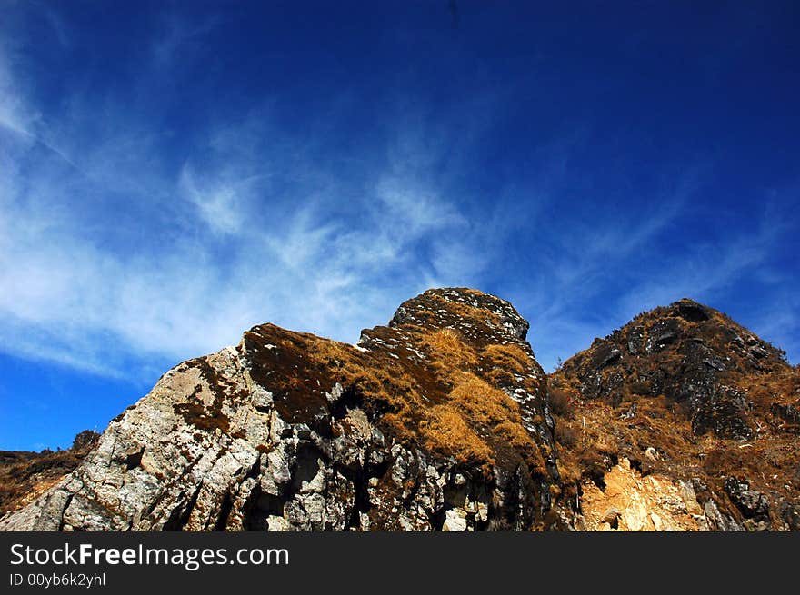 Partial view of a rock formation.