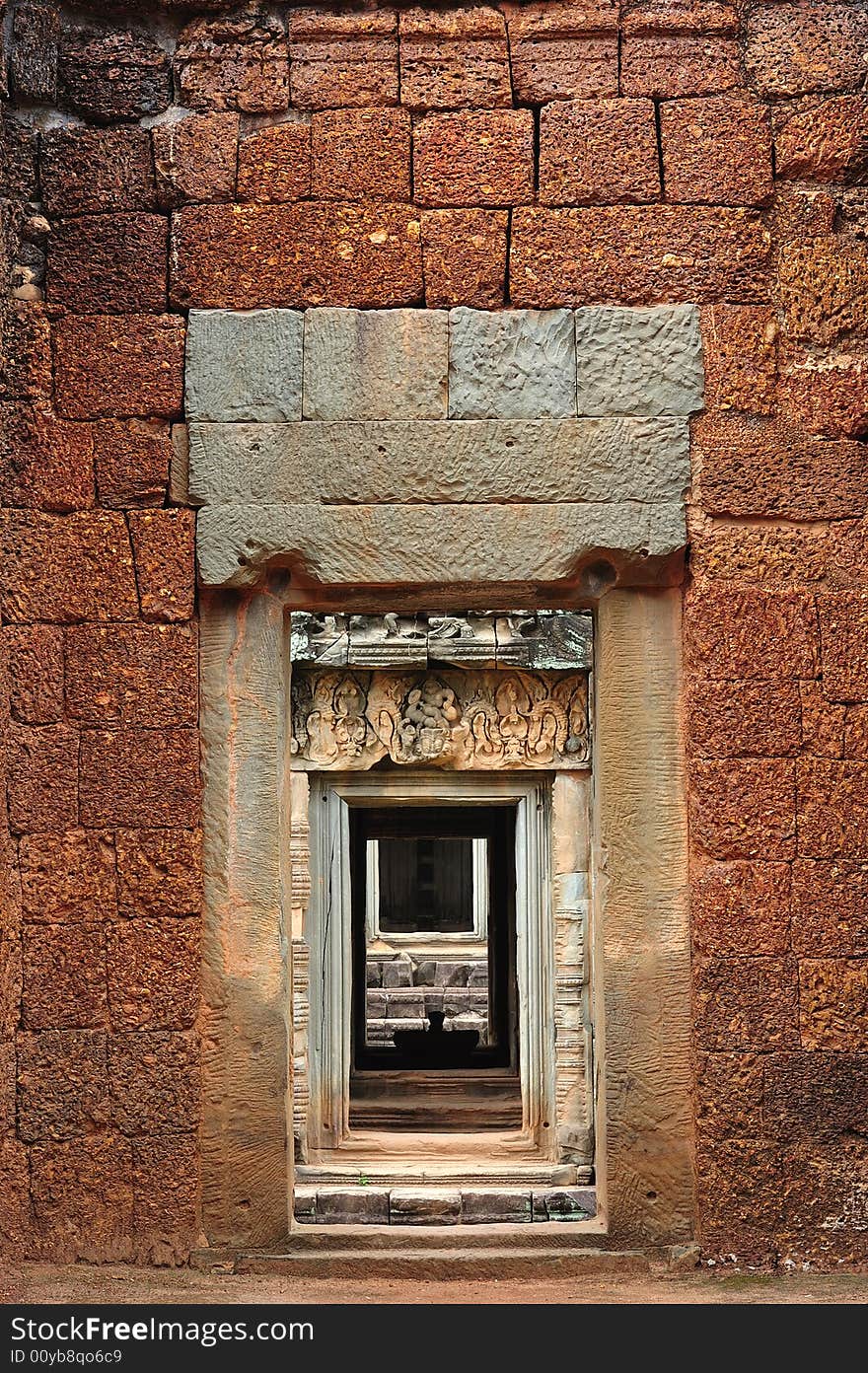 In Cambodia, in Angkor the hindu temple of Banteay Samre was built by Suryavarman II and Yasovarman II in the 12th century. Here an indoor view. In Cambodia, in Angkor the hindu temple of Banteay Samre was built by Suryavarman II and Yasovarman II in the 12th century. Here an indoor view