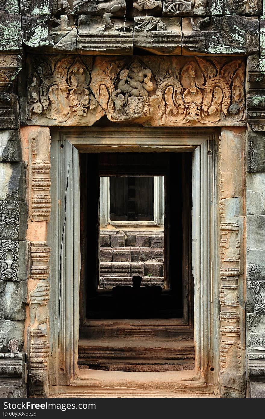 In Cambodia, in Angkor the hindu temple of Banteay Samre was built by Suryavarman II and Yasovarman II in the 12th century. Here an indoor view. In Cambodia, in Angkor the hindu temple of Banteay Samre was built by Suryavarman II and Yasovarman II in the 12th century. Here an indoor view