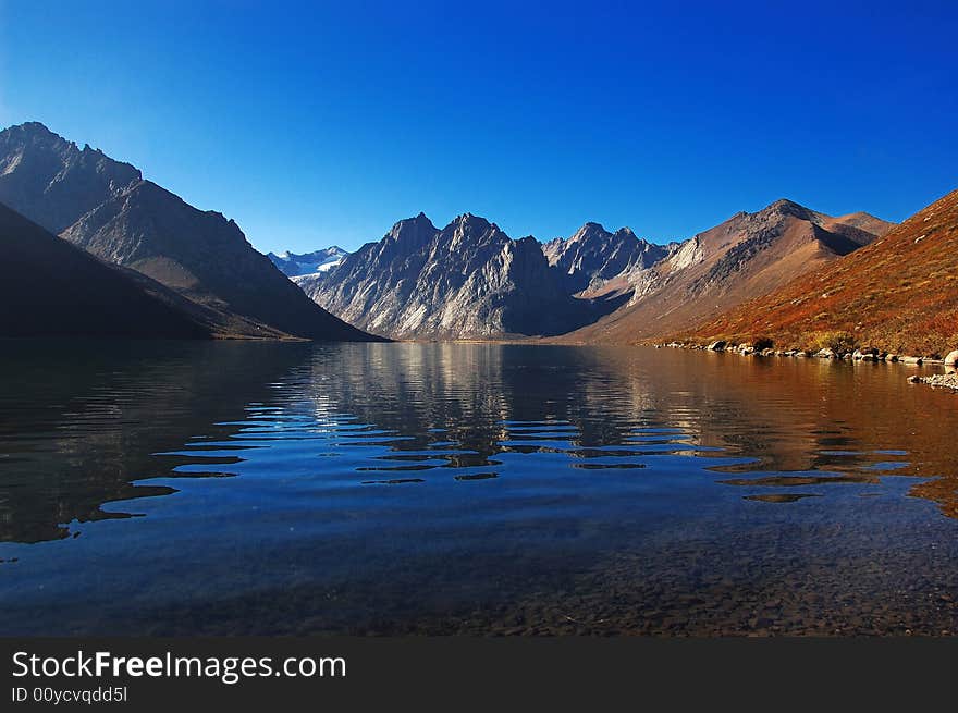 When travelling in Tibet of China, a  beautiful lake and mountain appears in front of us.