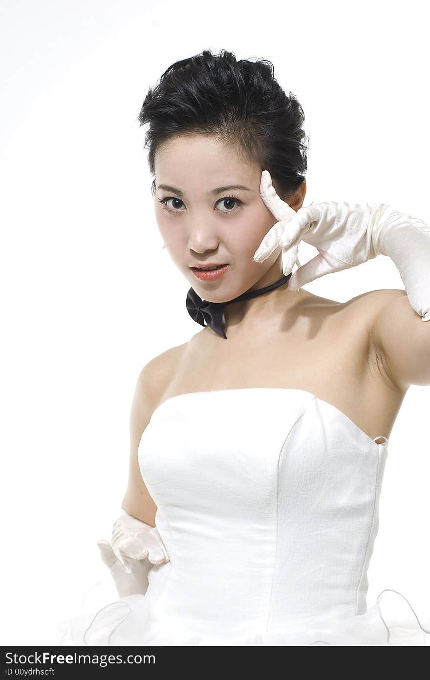 A chinese bride in white dress。