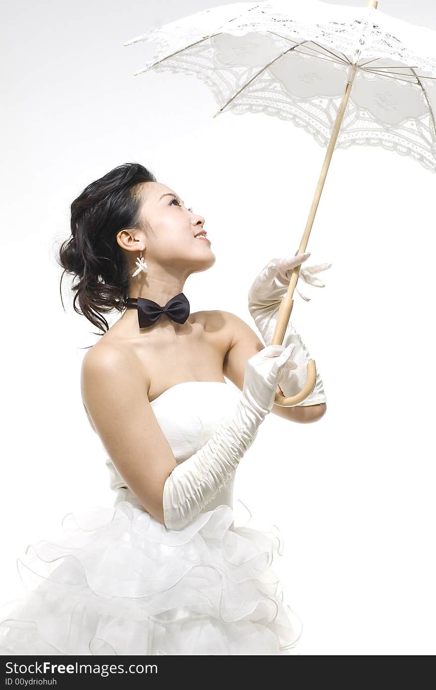 A chinese bride in white dress。