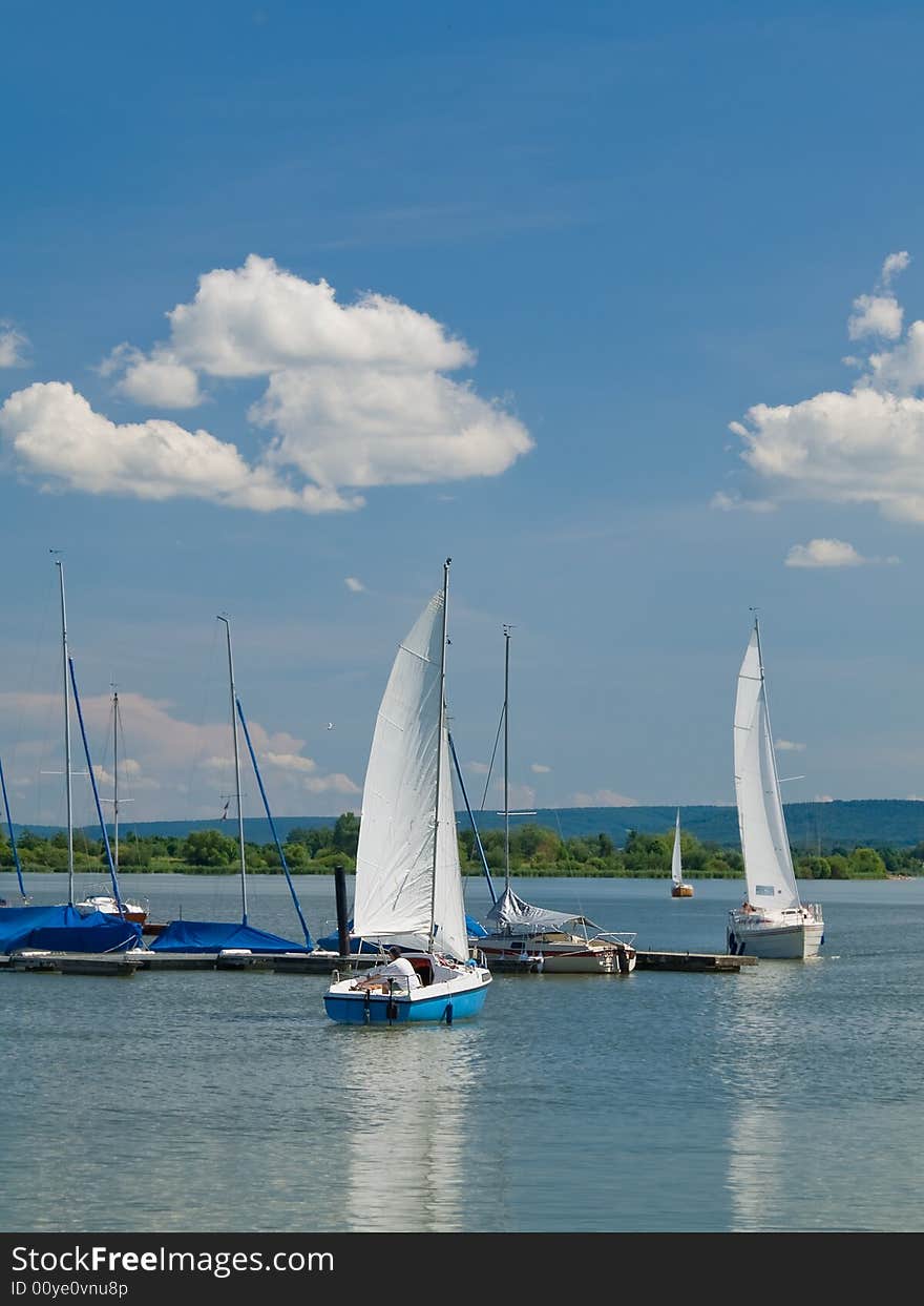 Sailboat moving to moorage