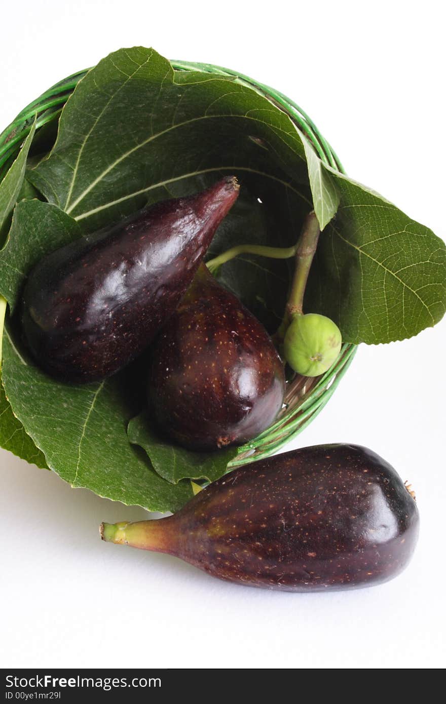 Small basket with figs and leaves