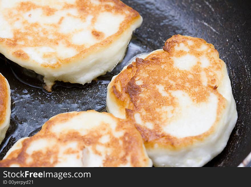 Frying cheese cakes