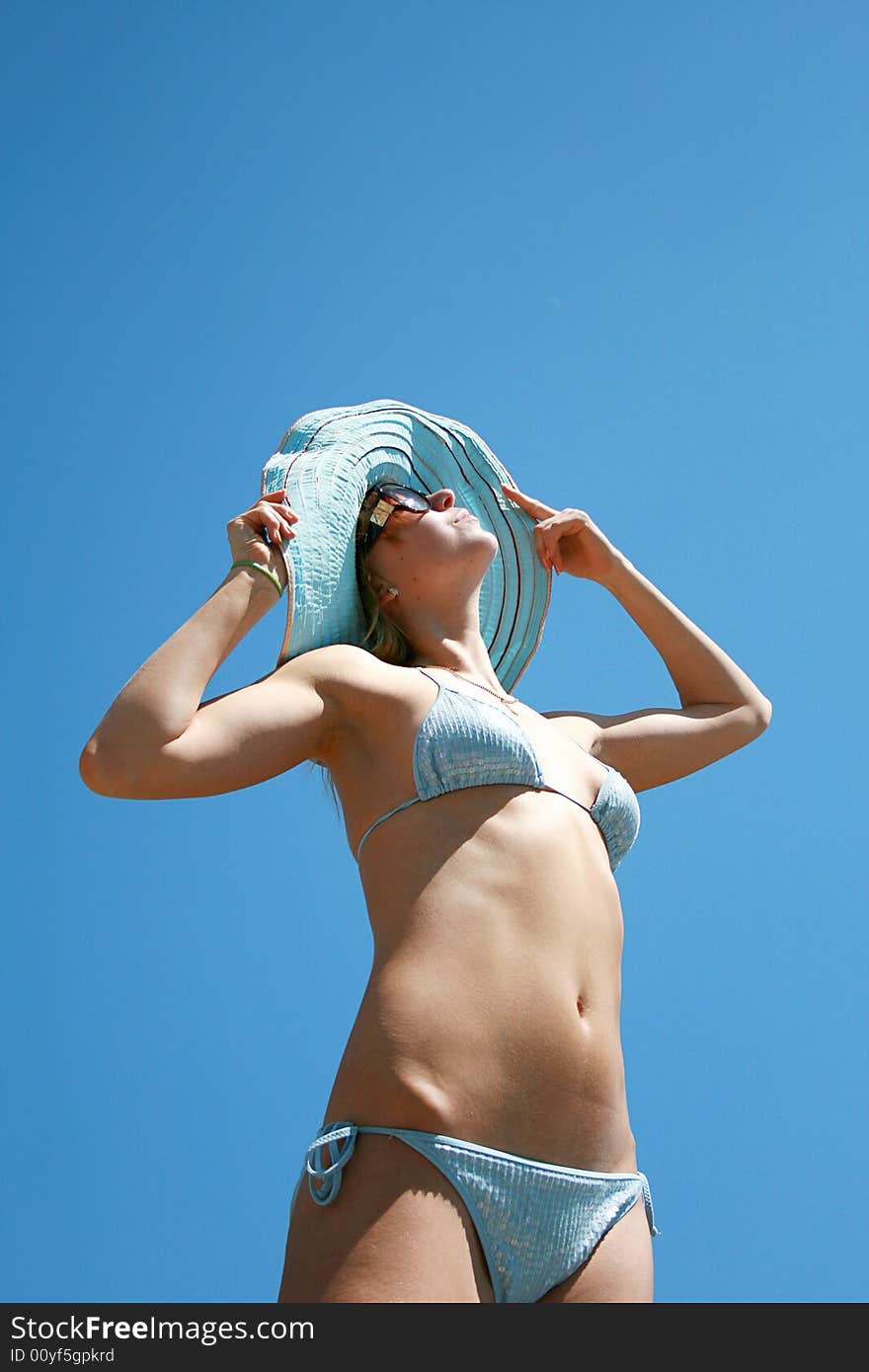 Beautiful girl  in a hat on a beach. Beautiful girl  in a hat on a beach