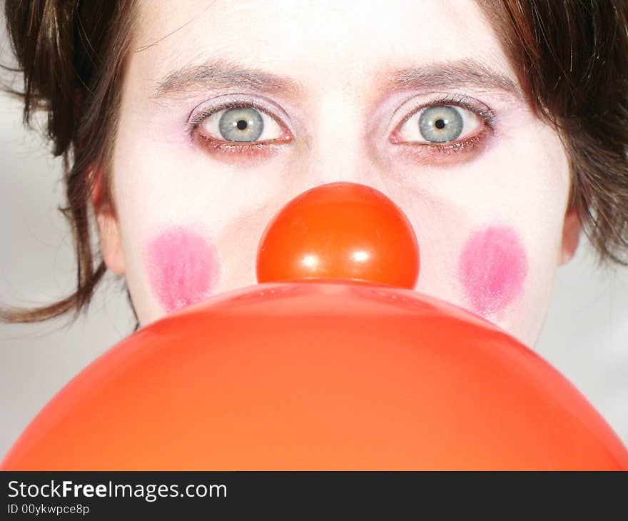 She is a clown whit a big red baloon.