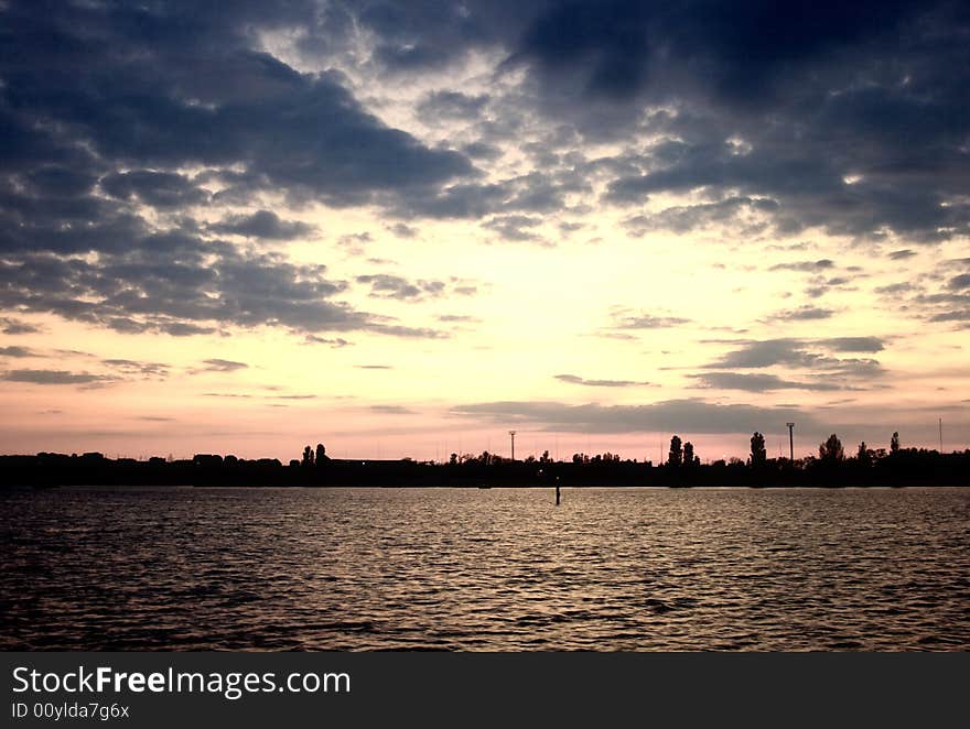 Night view of the village of Chernomoskoe