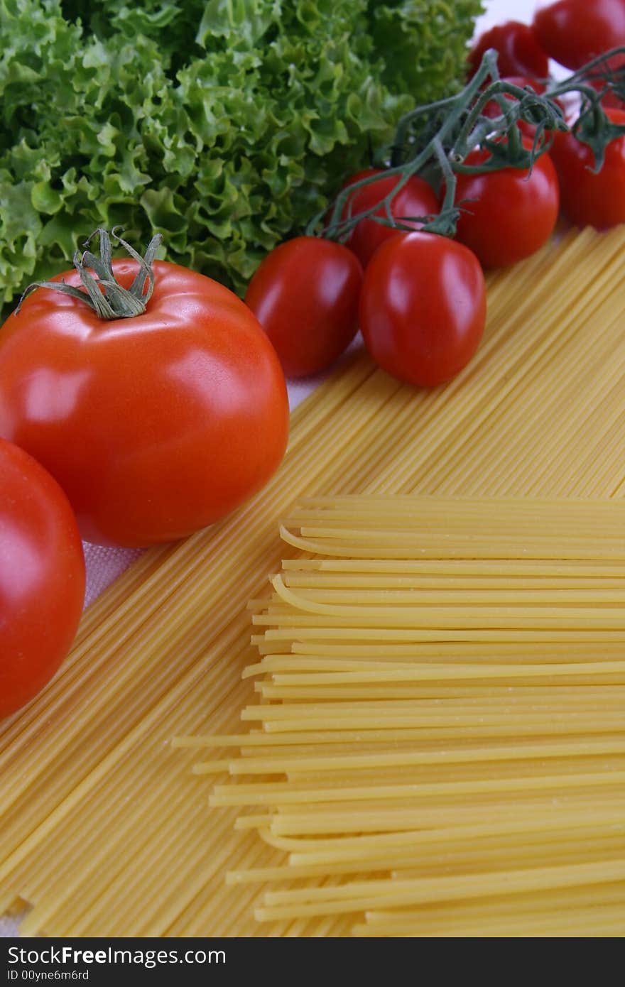 Pasta, tomatoes and lettuce