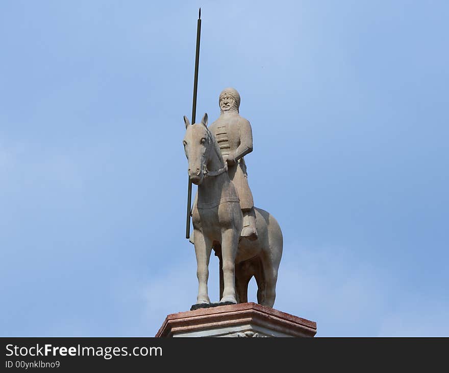 Statue on Scaligeri tomb