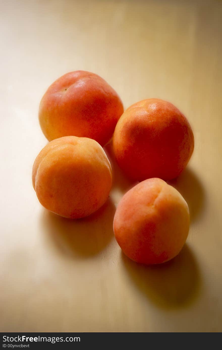 Four apricots which gives the taste of the summer