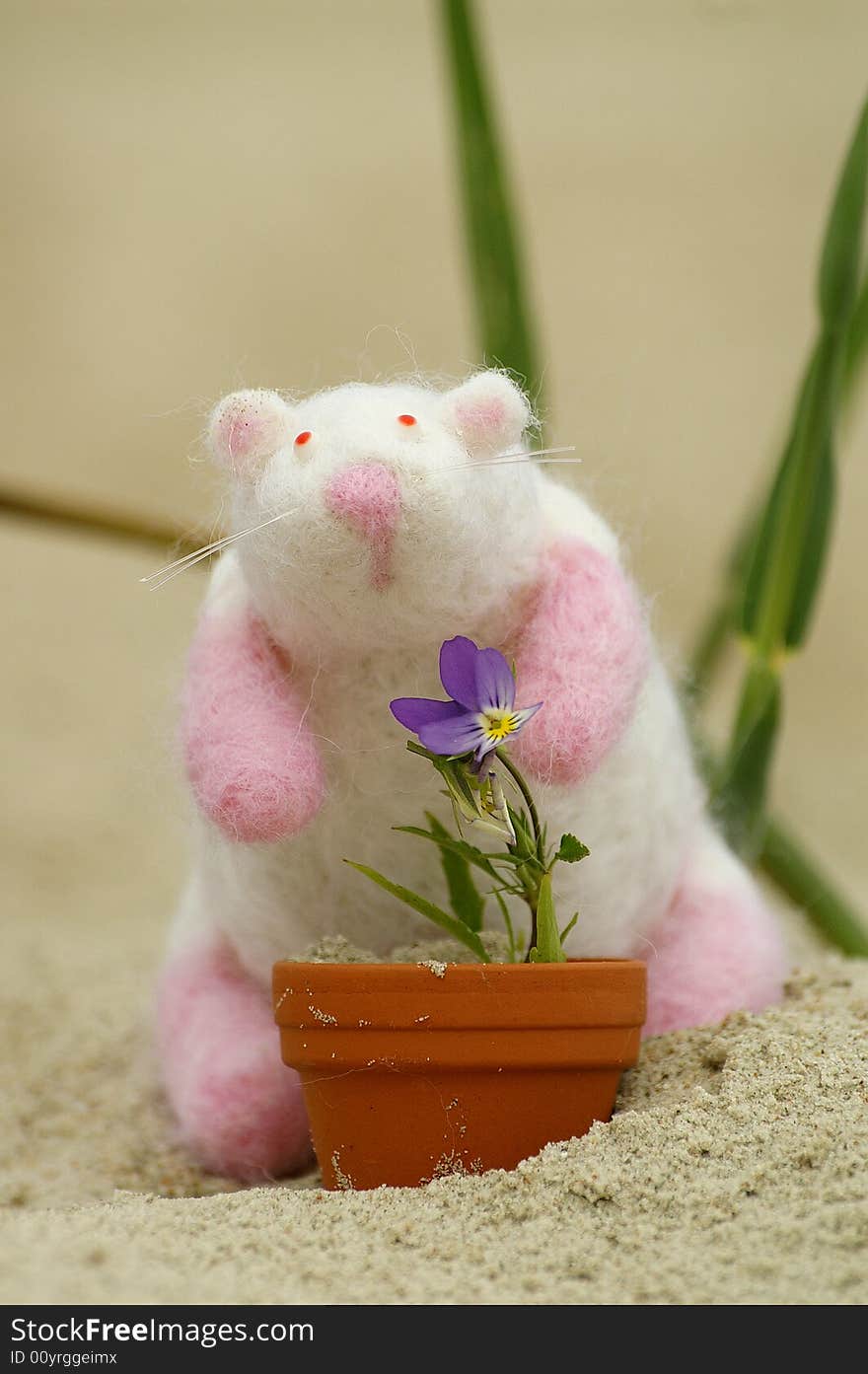 Felt mouse whit flower