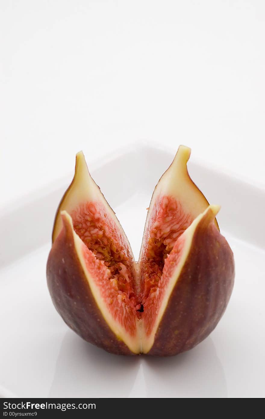 Fresh fig fruit on white plate, studio shot.